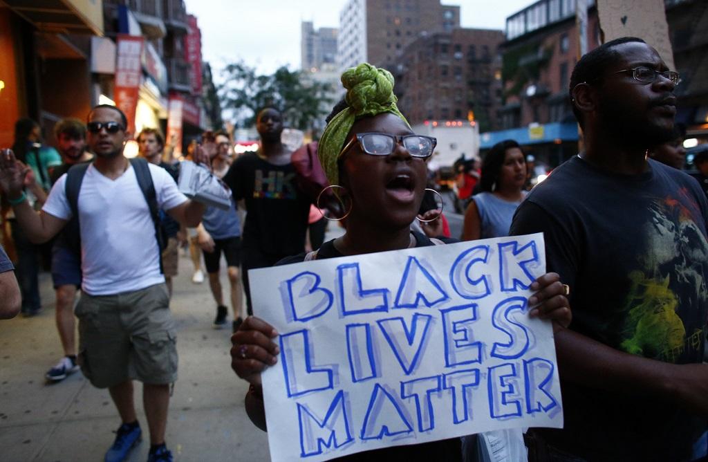 ارتفاع حدة التوتر في مدينة شيكاغو بعد مقتل شاب أسود على يد شرطي أبيض