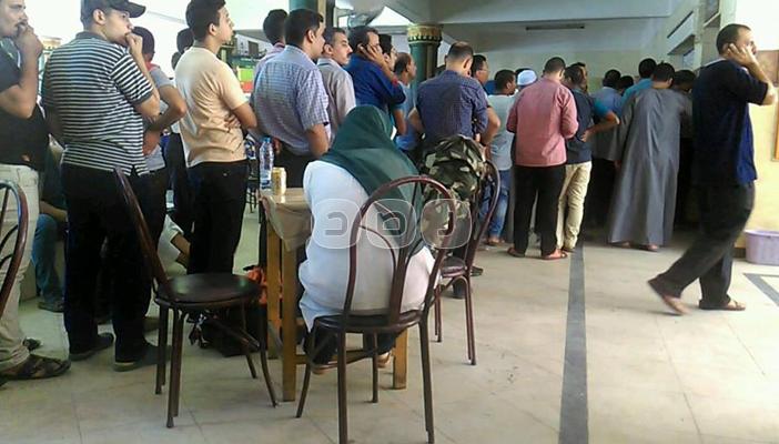 أزمة وتكدس بين المسافرين في أسيوط.. والتذاكر والتساهيل لقوات الأمن