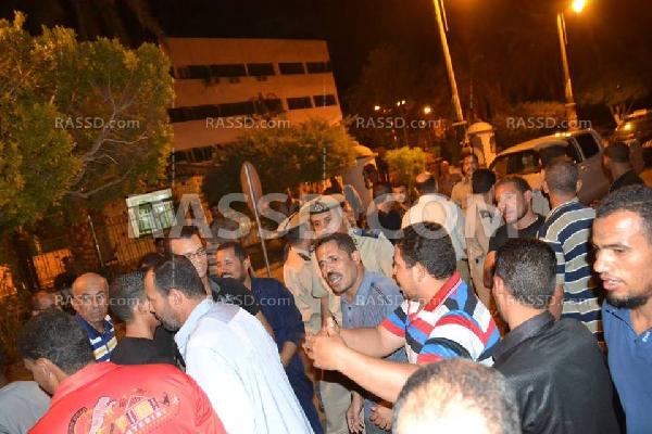 الأهالي بالوادي الجديد يقطعون الطريق لانقطاع المياه