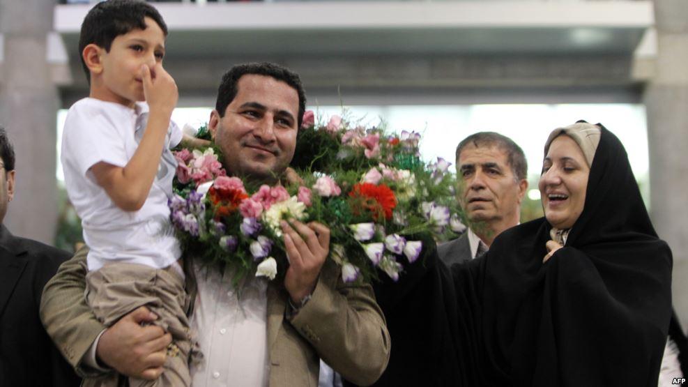 إيران تعدم العالم النووي “شهرام أميري” بعد استقباله بالورود