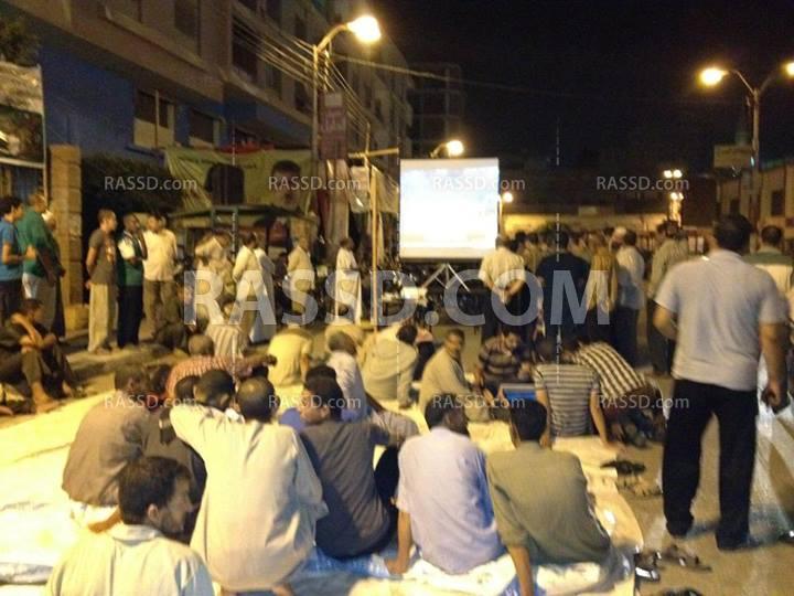 رافضو الانقلاب ببني سويف يتابعون بثا مباشرا من رابعة