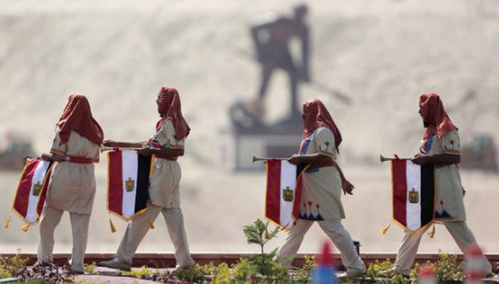 بالصور والفيديو.. أغرب 12 مشهدًا خلال حفل افتتاح تفريعة القناة