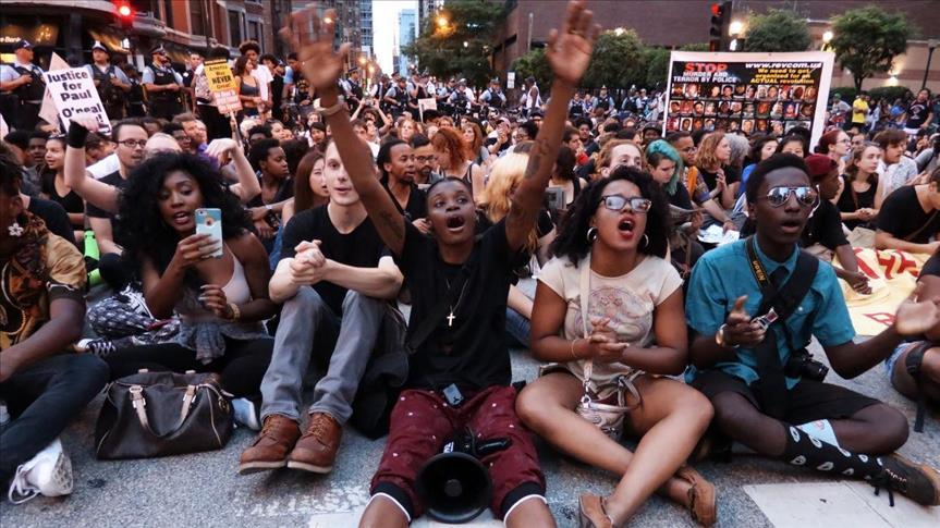 مظاهرات في شيكاغو للتنديد بمقتل شاب أسمر برصاص الشرطة