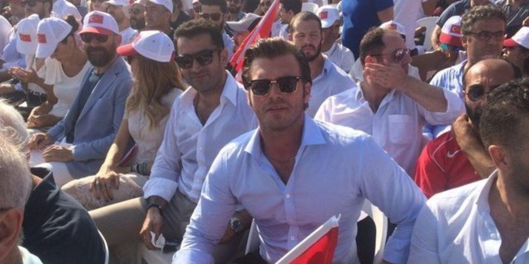 بالصور.. مشاهير الدراما التركية يشاركون في مليونية “صون الديمقراطية”