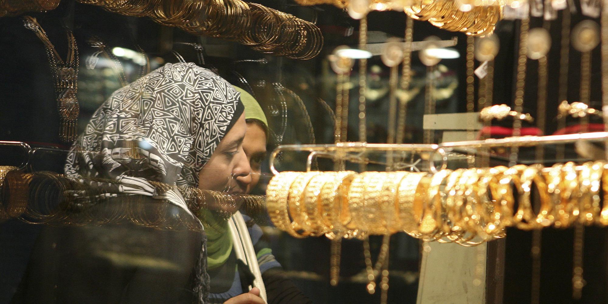 رحلة “الشبكة” في البيئة المصرية.. هل تنجح المبادرات بحلّ أزمة العوانس؟