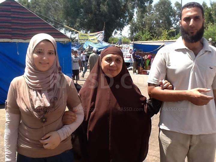 بالصور .. كبار السن برابعة يتحدون الانقلاب