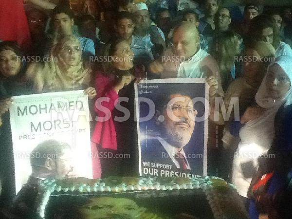 رافضو الانقلاب ينظمون احتقالا لعيد ميلاد مرسي أمام طيبة مول