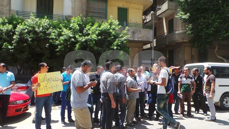 بالصور.. المعلمون يتظاهرون أمام “الوزراء” للمطالبة بتقليل الاغتراب