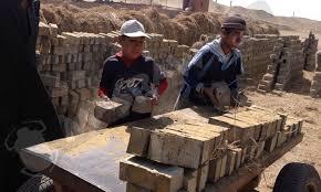 10 ألاف عامل  بحلوان يضربون للمطالبة برفع سعر الطوب