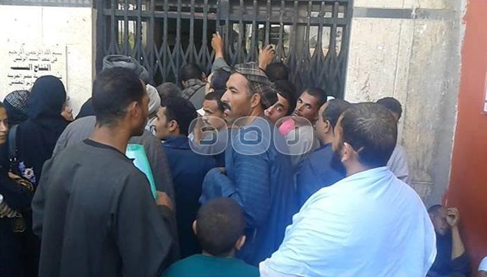 استدعاء الشرطة بعد اشتباكات بمكتب بريد أسيوط للحصول على طوابع المواليد