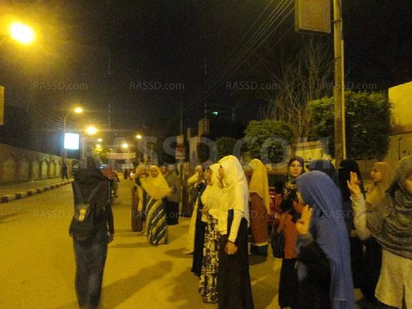 فتياتٌ في بني سويف ينظمون سلسلة بشرية رافضة للانقلاب