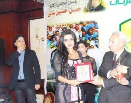 بالصور.. محافظ بورسعيد يكرم راقصة كرمز لـ “العمل والأمل”