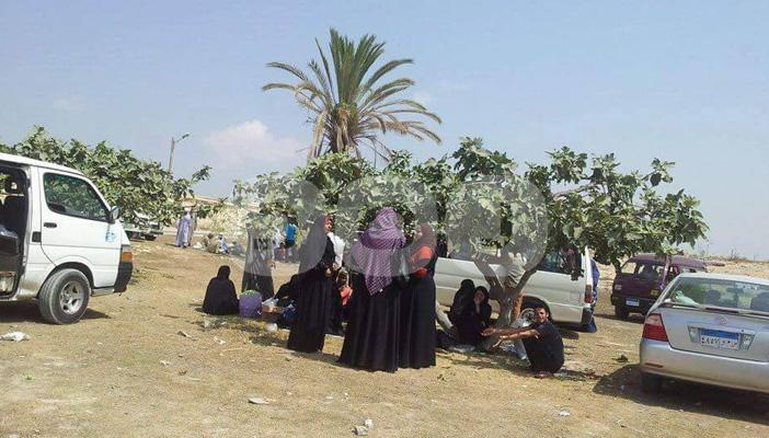 بالصور: أهالي معتقلي قضية “507 عسكرية” يصلون لمقر محاكمة ذويهم