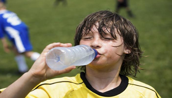 بالفيديو .. الصحة: تعرض الأطفال للشمس خلال الموجة الحارة يسبب الوفاة