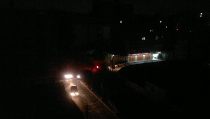 نشطاء: انقطاع الكهرباء والمياه وتوقف المترو وموجة الحر.. ومصر بتفرح