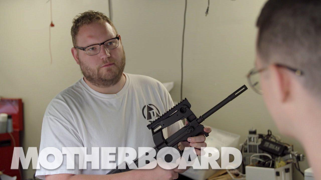 بالفيديو.. شاب أميركي يبتكر سلاحًا ذكيًا لا يعمل إلا مع مالكه