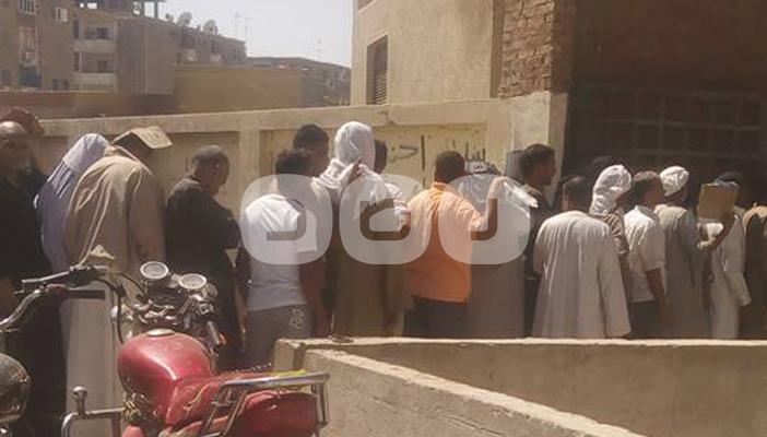 بسبب الحر والتدافع.. وفاة طفلة 3 شهور أمام السجل المدني بالفيوم