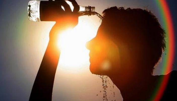 بالفيديو.. “الأرصاد”: الموجة القادمة سترفع درجة الحرارة إلى 55 درجة