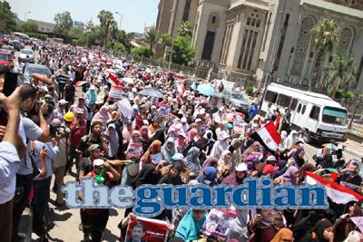 الجارديان:جماعة الإخوان تطالب بالشرعية وعودة الرئيس