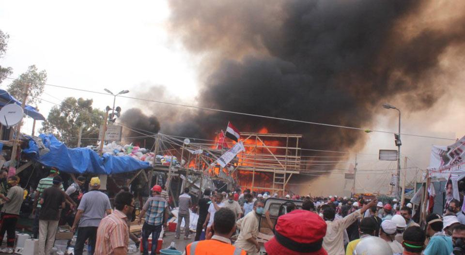 من نقاب المرشد إلى جثث المنصة.. أهم 10 قصص “مفبركة” حول اعتصام “رابعة”