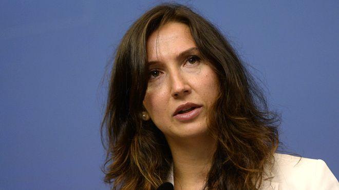 استقالة أصغر وزيرة في السويد بعد ضبطتها تقود سيارتها تحت تأثير الكحول