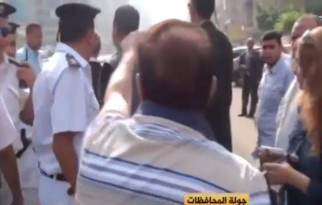 فيديو|مواطن يهاجم محافظ القاهرة في الشارع