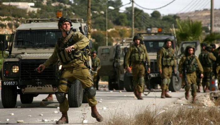 الاحتلال يقتحم إحدى بلدات الخليل ويصيب عددًا من مواطنيها