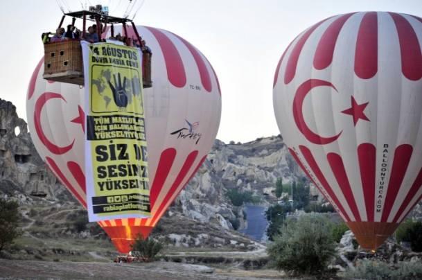 صور | مناطيد في سماء “كابادوكيا” التركية في “يوم رابعة العالمي”
