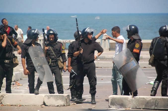 اشتباكات بين قوات الشرطة والمتظاهرين الغاضبين بالشاطبي