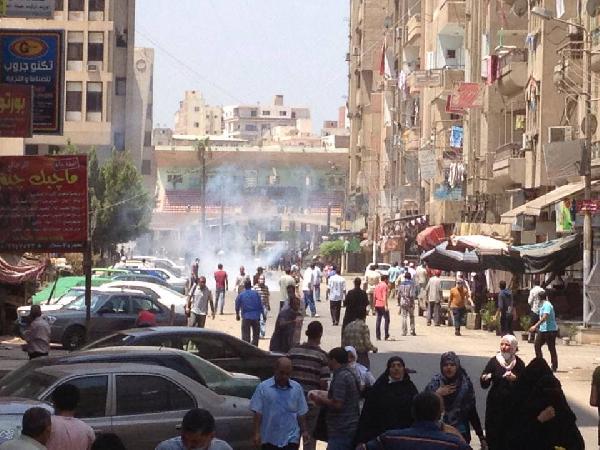 الأمن يفرض طوق على متظاهري المنصورة ويطلق الغاز