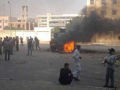 رافضو الانقلاب بالاسماعيلة  يحرقون مدرعات تنقل بلطجية