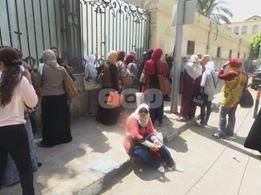 بالصور..وقفة للمعلمات أمام “التربية والتعليم” للمطالبة بتقليل الاغتراب