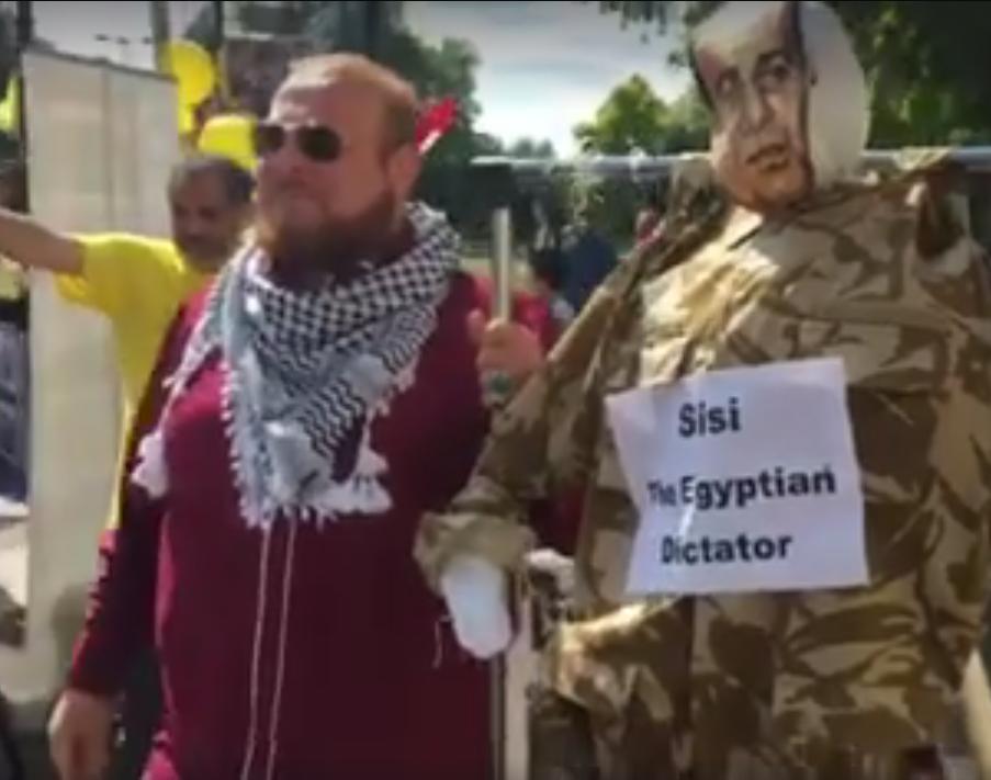 بالفيديو.. محتجون يعتدون بالأحذية على “مجسم” للسيسي في لندن