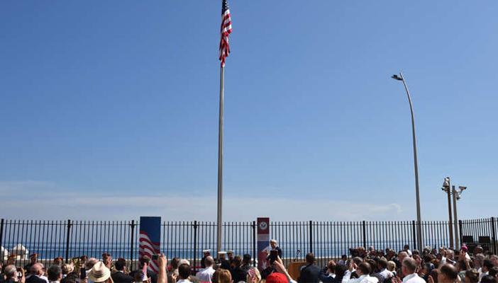 بعد 54 عامًا من القطيعة.. جون كيري يرفع العلم الأميركي في”كوبا”