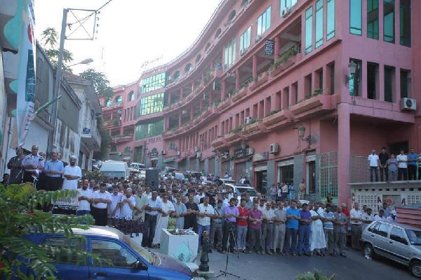 الجزائريون يؤدون صلاة الغائب على شهداء الإبادة الجماعية