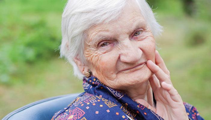 “السكر” يزيد من مشكلات النطق والزهايمر لدى النساء