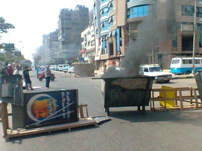 أهالي الشهداء في مسجد الإيمان يردون على الشرطة بحرق القمامة