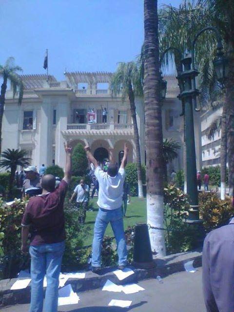 ‫اقتحام مبنى محافظة الجيزة من رافضي الانقلاب