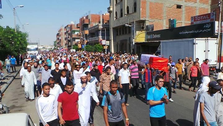 مسيرة بالإسماعيلية لتشييع شهداء المحافظة في أحداث أمس