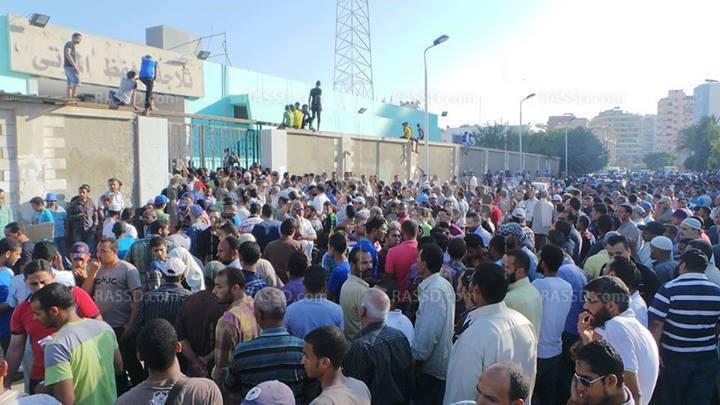 الآلاف يحتشدون خارج مشرحة السويس