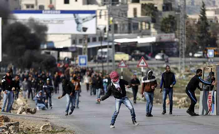 عشرات المصابين إثر اشتباكات مع الاحتلال فى “الضفة”