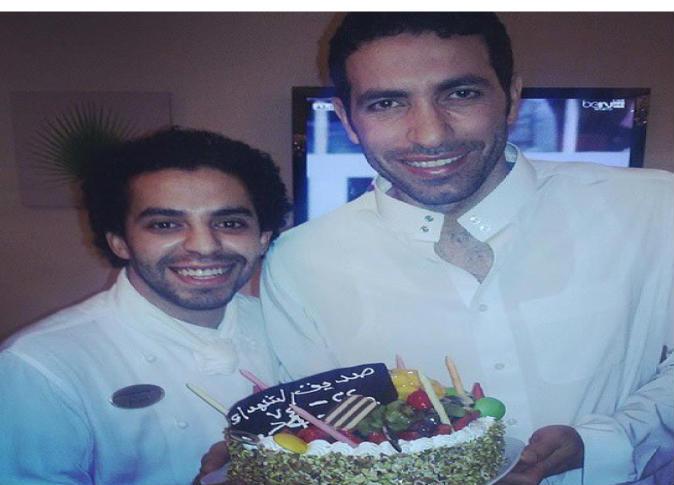 أبو تريكة ينشر صورة له مع “تورتة الشهداء”