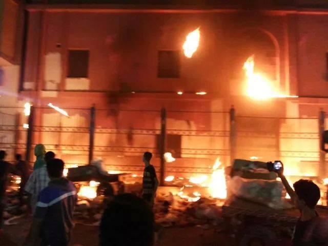 مجهولون يشعلون النيران في قسم شرطة “المطرية”