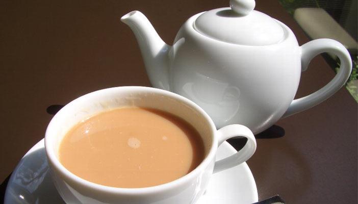 دراسة: شرب الشاي باللبن يمنع اسمرار الأسنان