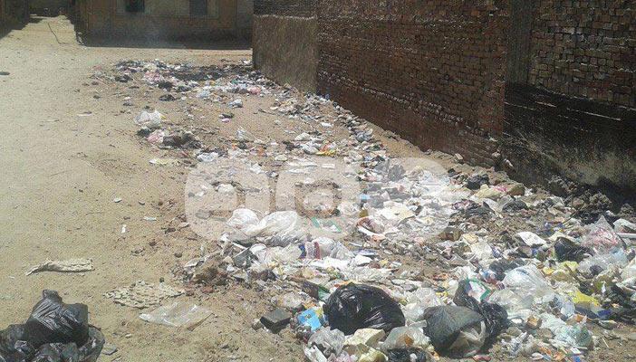 القمامة تحاصر منطقة النقرة بأبو حماد والأهالى يستغيثون