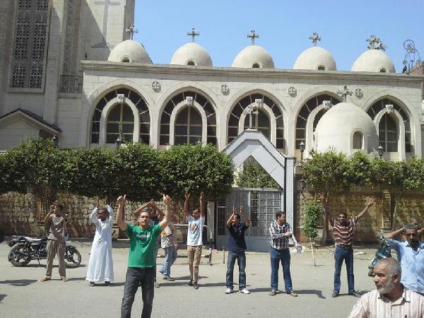 المتظاهرون يحمون كنيسة بشارع خاتم المرسلين