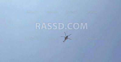 مروحية عسكرية تحلق على مستوى منخفض أعلى مسجد الفتح