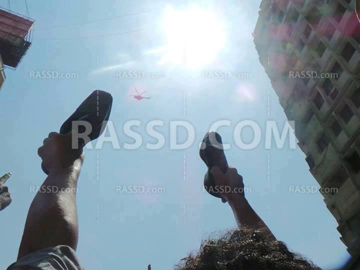 متظاهرون يرفعون الأحذية للطائرات العسكرية بالقاهرة والإسكندرية