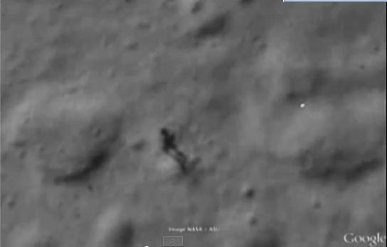 فيديو|جوجل تكشف صور كائن ضخم يسير بالقمر