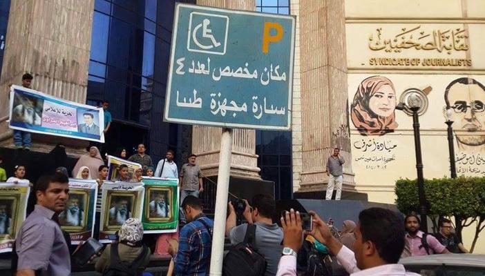 بالصور.. أسرة “الدراوي” تتظاهر أمام الصحفيين للمطالبة بالإفراج عنه